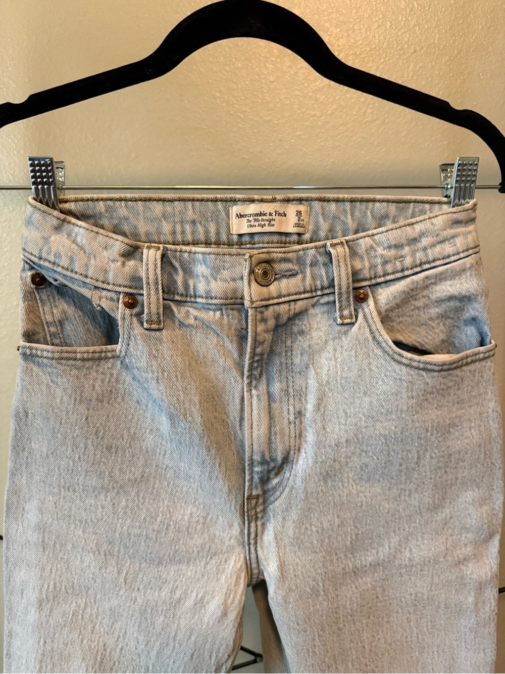 Abercrombie & Fitch Ultra High Rise 90’s Straight-Leg Jeans in Light Blue - Picture 3 of 6